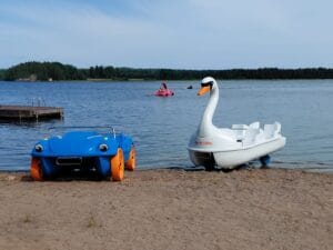 Polkuveneitä Lehmonkärjen hiekkarannalla