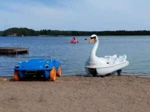 Polkuveneitä Lehmonkärjen hiekkarannalla