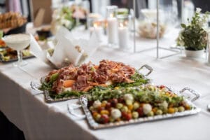 Juhlava buffet-pöytä Lehmonkärjessä